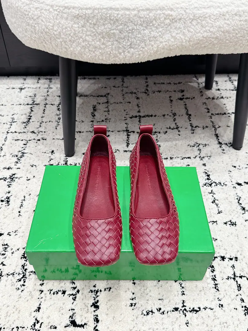Bottega Venet* 26/ ♪ The early spring ♪ ♪ Weaving the head and the shoes ♪ BVWeaving head single shoes, The stylish sister's shoe cabinet just needs it.！Classic knitting process with a sense of excellence., The design is old and thin., Softly, softly, softly, with a good foot., You've been wearing it long enough., The commuter party is ecstatic., Multi-Currently Optional: Milky white./Wine./Dark Brown/Black/Gwang-jin., It fits all the suit.. You're dressed up nice at work., Every day, you wear a casual fashion., A pair of them'll take care of the commute., Date, Day, Close your eyes and don't step on the thunder.！ ✔️Fabulous.: Special Materials Handweaving ✔️Uchi.: Lamb skin. ✔️Otsumi!: That's a big one. ✔️size: 35-42（40 41 42Custom without re-offer）