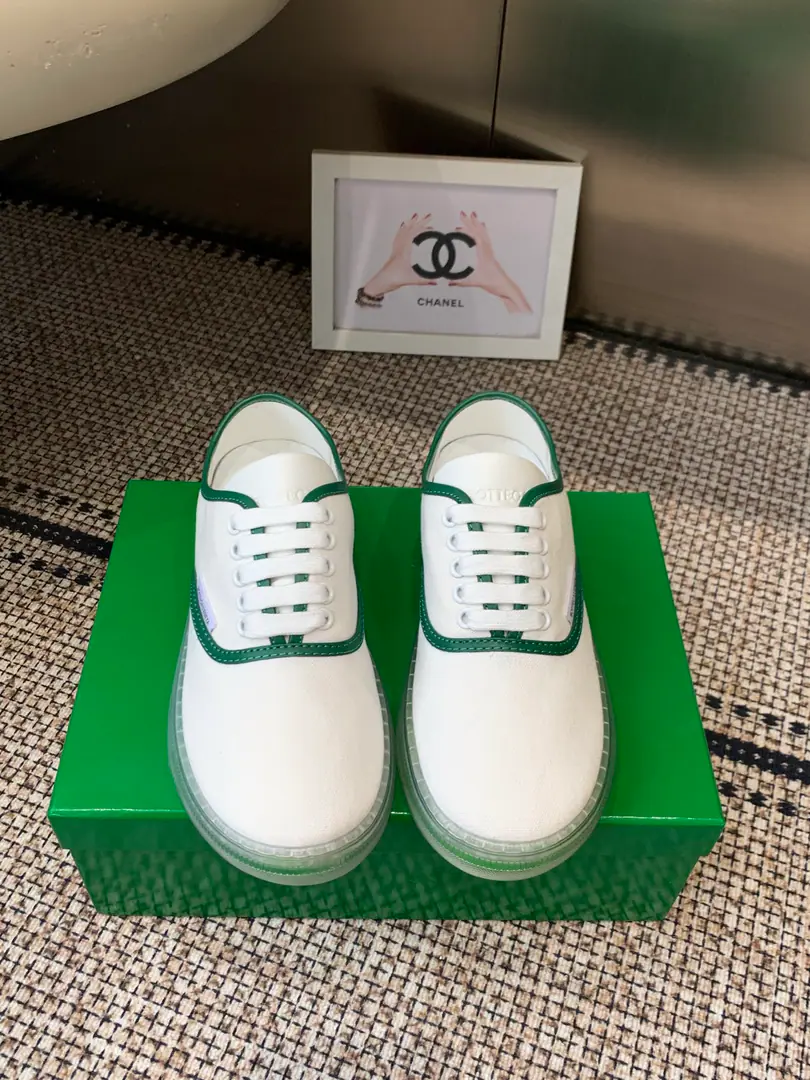 Bottega Veneta 26ssNew paragraph Transparent Bottom The canvas and the leisure shoes. This is a classic recreational canvas sneakers for the butterfly family. The main one is a very simple, new, loose wind. Shoe-faced materials and impact designs The shoe is a white-white-black tarpaulin. Shoes. Sidelines are stung with deep green leather. It's a clean, saturated, saturated color. Side sew small metal knitting, label Low profile mark name It's not exaggeration.logo Concord.BVLow-end advanced design language TransparencyPVCRubber soles The side bottom has a gradual light green dizziness effect. It's very perceptive. It's light and it's not heavy. It's the most visible design point for the whole pair of shoes. Codes: 35-40