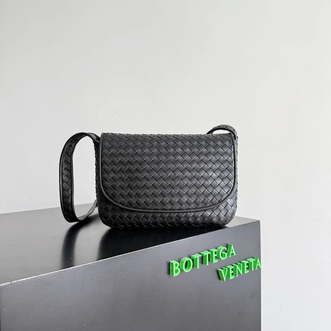 BOTTEGA VENETA2025NewVenetoRoll your backpack. The zipper was changed from the previous zipper to the cap design., It's safe and fashionable., And the money is more men's., Girls love it.❤️But the zipper's still in the system.. Not only is it comfortable, but the atmosphere is still stable., It looks more leisurely., It's for a variety of commercial recreational clothes.😊Add sex with sex, Make the suit more complete.. Weavers look older than old money., And did roll-by-hand processing.. It's for shopping., It's a routine scene like telecommuting., It's cozy and it's so good.！💼 Paragraph: 843836 Colours: Black（Inside green.） Dimensions: 26*18.5*5cm