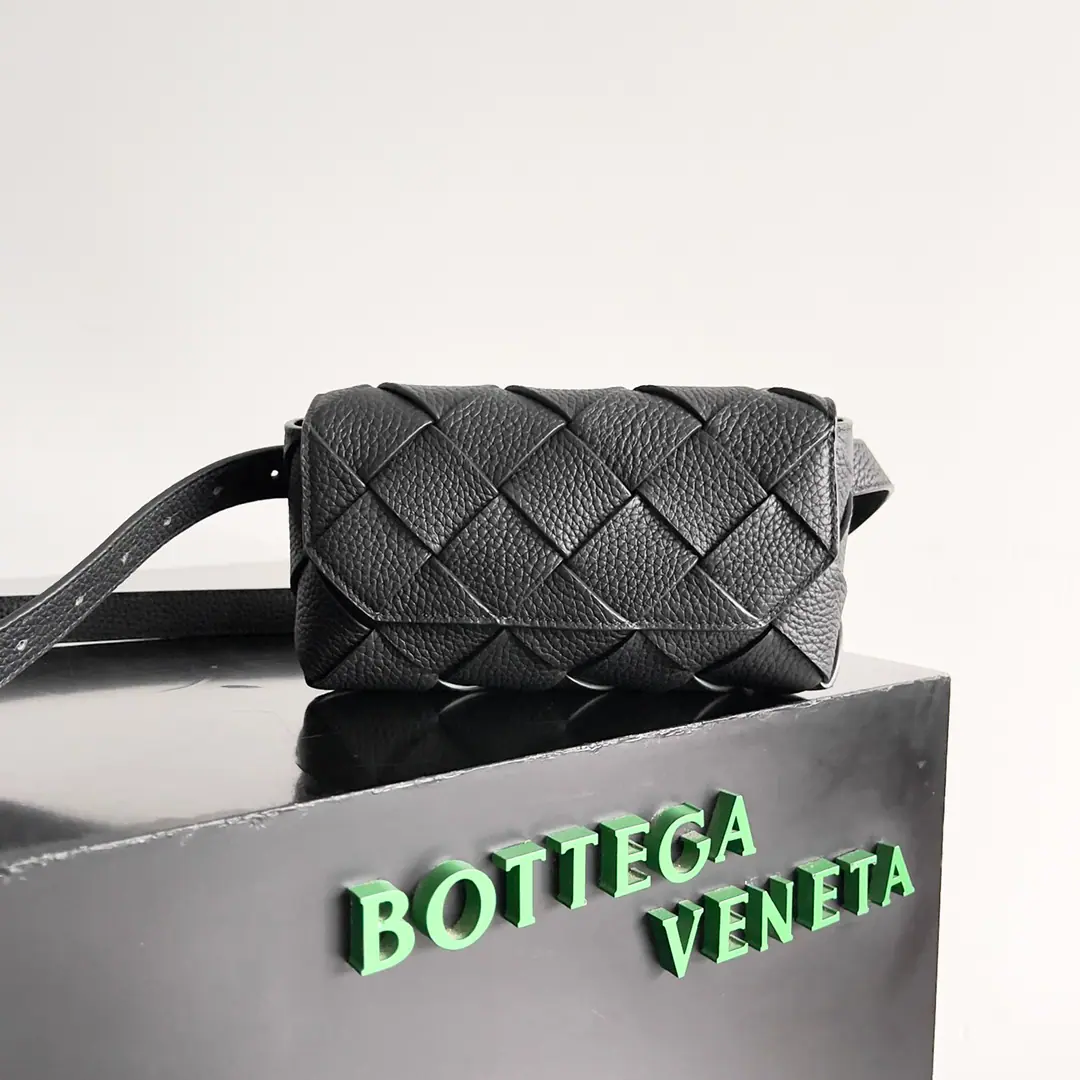 Bottega Veneta LatestDiago, Use of packagesTaurillonSkin of a calf with a branch., Very durable.. With a regressable shoulder belt., You can make a bra and a bag and a bag.～Magnetic suction, Easy and fast.. There's an open pocket inside., It's easy to accept.. I can put my phone down if I'm small., It's a classic design., It's a day-to-day trip., It's a practical, lovely one-on-one.. Paragraph: 805773 Dimensions: 19*10*5cm