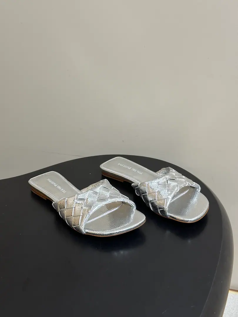 Top Quality BOTTEGA VENETA The Fluttershy. 2026Summer New Money BV LiviaMuller weaves sandals, squirts. ClassicIntrecciatoHand-weaving mythology, 12mmSoft and bottom height, ♪ Step on the loose ♪. The head is a very simple line., Low-saturated leather with a lot of gas.！Daily commute, It's all right for vacation., Low profile.logo, The quality is the best sign.！The beautiful fairy slippers are here.💥The money's gonna be tied up with Muller.！The delicate import is so soft and the skin is so strong.！Fine twisting decorations Jane is a very valuable man.！Low heels aren't tired., It's a steady walk.！Spring and summer just needed a single.！You can put on any dress., The pants are so emotional. The rich family is so full of slobber and slobber.！The Fluttershy. Bottega Veneta For every woman who walks around.. Shoe.: Customize weaves of cattle skin Inside, put your feet on the inside.: Bullskins. Shoes under the sole.: The Italian skin is a big thing. Codes: 35-39(40.41.42I'll make sure I don't change it.)