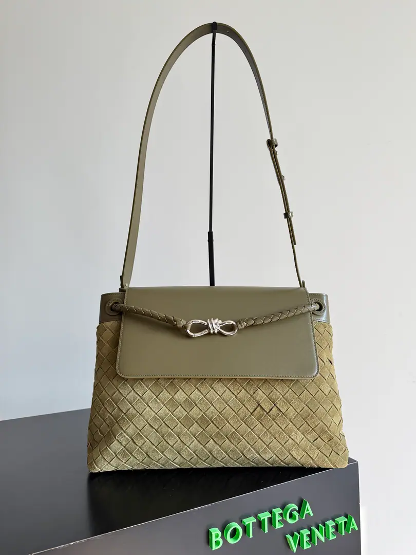 BOTTEGA VENETAThe Fluttershy.2025A new man.ANDIAMOBack bag. The master of the Fluttershyss is beyond doubt.Andiamo, 2025The first new pet made a single man's eight-word wrapper., I can see the designers have used a lot of little ideas., The slashing belts are very easy for the working elite to carry work logs and office supplies., Inside, there are two large compartments and a small layer with zippers., The special feature is that it's not like a lady's., The partition here is not undemotable., The fixed single floor also allows for lighter loading when going out to work., Avoiding excessive accumulation of small items Paragraph: 807715（- Oh, Pete.） Dimensions: 37*26*13cm