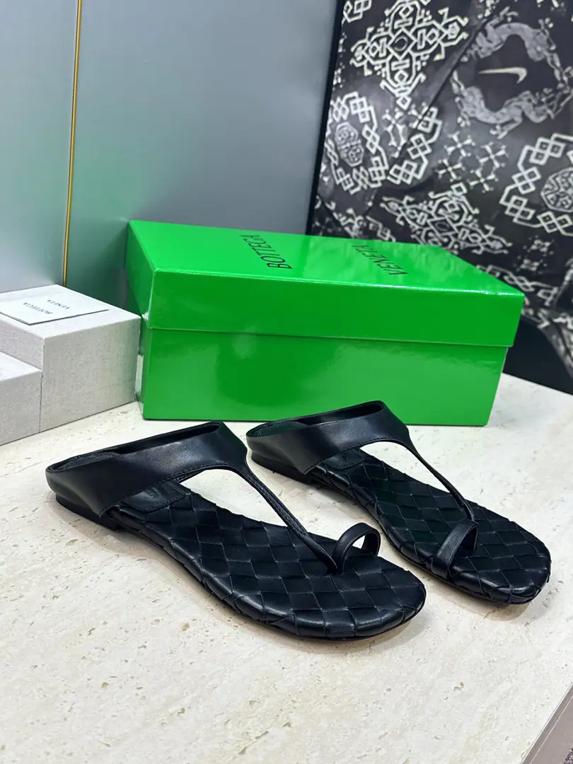Plant prices Bottega Veneta The Fluttershy.2026Spring and summer weavers. BVLetterlogoA toe-toe slipper. Material:I'll import a cow's skin on my shoe./Import of metal cow skin+In the skin of the watered cow.+Italy is a big-ass country. Size: 35-42(40.41.42Custom without re-offer）