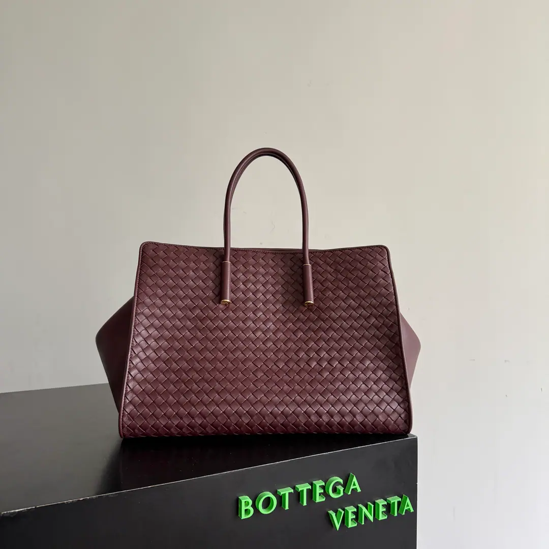 The latest one is coming.👉♪ And all the calls came out ♪🥰 BV BarBaraTot's handbag., A violent attack.✨ ！A tube handle with a low profile brass., The details are all about the process., A contour of the architectural senses of the square made of the film, It's so cozy and so inclusive.~ The zipper's all right., Weaving is more of a seal.！Classic9x12Weaving with a cloudy little sheep's skin., Soft and luxuries., The contents of the collection of makeup mirrors are very good.～♪ Bringing a sense of luxury to yourself ♪, I'll just take it out and I'll have my taste.. It's so big and out of reach., Telecommuting, Date, One pack for a short trip., The workers are ecstatic.！The wide shoulder belt is completely untangled., And self-respect is friendly.. Paragraph: 868327 Dimensions: 37*27*24cm