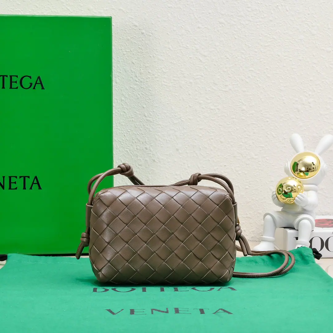 BThe new home.LoopThe camera bag is coming in.🔥Classic knitting sign✅ The body was made of a chosen original farm of sheep. It's a soft spot. A simple square wrapper. It's a classic. Internal design is very practical. There's plenty of room. And there's a finely regulated sign leather rope. It's both elegant and practical. Designed in a very simple and elegant way. There's a little bit of a retold style. Size Model: 17*10*6cm, Model: 9896