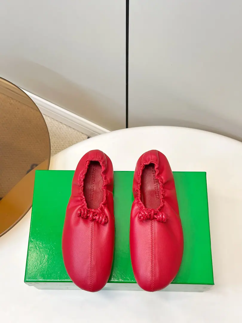 BOTTEGA VENETA ｜BV FantasminaDeep Floor Ballet shoes. Fantasmina Ballet shoes are inspired by dance beauty. Use Spanish lamb skin., ♪ Touches soft and smooth ♪. Hand-wounded ropes and shoelaces, Become a special visual light.. Unique stocking suites are fit-for-foot, The rubber soles are pelletsed with granular threads., Walk soft and smooth.. Soft and fashionable dress and trousers, I'm going to work or take a short trip., ♪ And it's easy to create a gentle and relaxed atmosphere ♪. Codes35-40（40.41.42Make a reservation.）