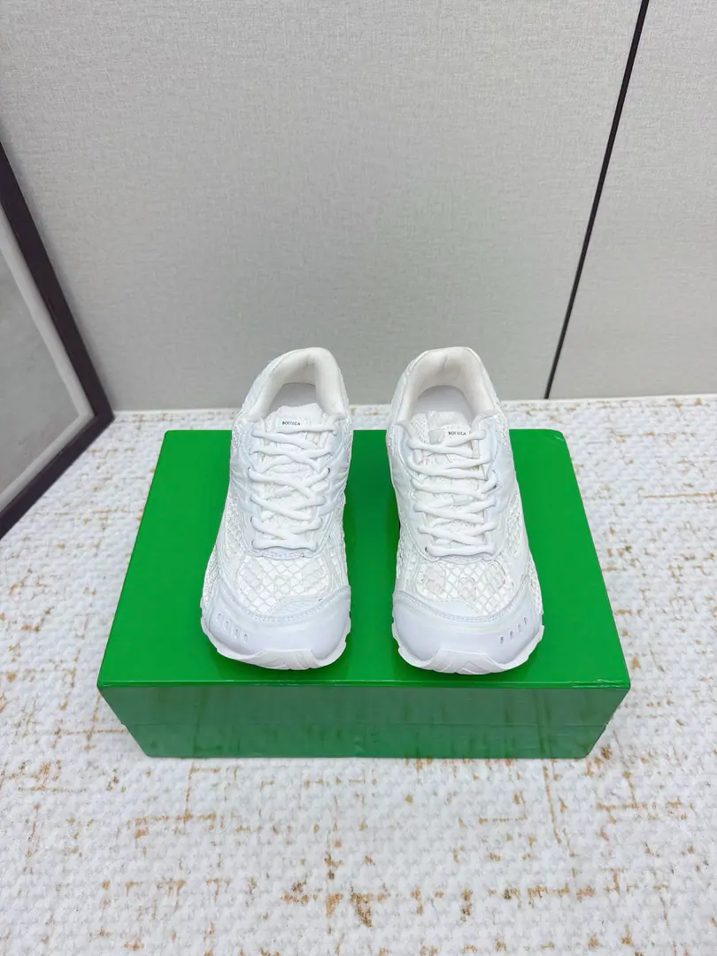 Get out of the factory.（High Version） Couple money. Bottega Veneta The Fluttershy.BVLatestOrbitSeries Couple money. Retro. Network Leisure Sports shoes Run! Dad's shoes. Original procurement development Make the goods. Bottega Veneta By 90The ancient style of freedom and follow-through., Launch a new neutral sneakers. Orbit Series While keeping the rest comfortable, A fine sculpture of a model design., The selection net-covering feed echoes brand brand brand branding.Intreccio Weaving elements, And I'm gonna use it to get a light foot.. And with the fine design of the foreword, bring a new act., In the collision of functions with contour, honor the personality., To create a style that is never out of date.. Developments”Yes.Matthieu Blazy One of the most important design concepts.. While wearing comfort., And you can finely modulate the foot line., You can be free to mix pants or skirts., ♪ Take a great deal of day-to-day style ♪ Send a cabinet for fine packaging🛍📦 ✔️Fabulous.: Original custom technology metal fabric+Network ✔️Uchi.: Import into the air network. ✔️Shoes under the sole.: Original Open Model Slide-InTPUMaterial ✔️Size: #Women35-41 / Men39-46（Women40.41Men39.46Do it.）