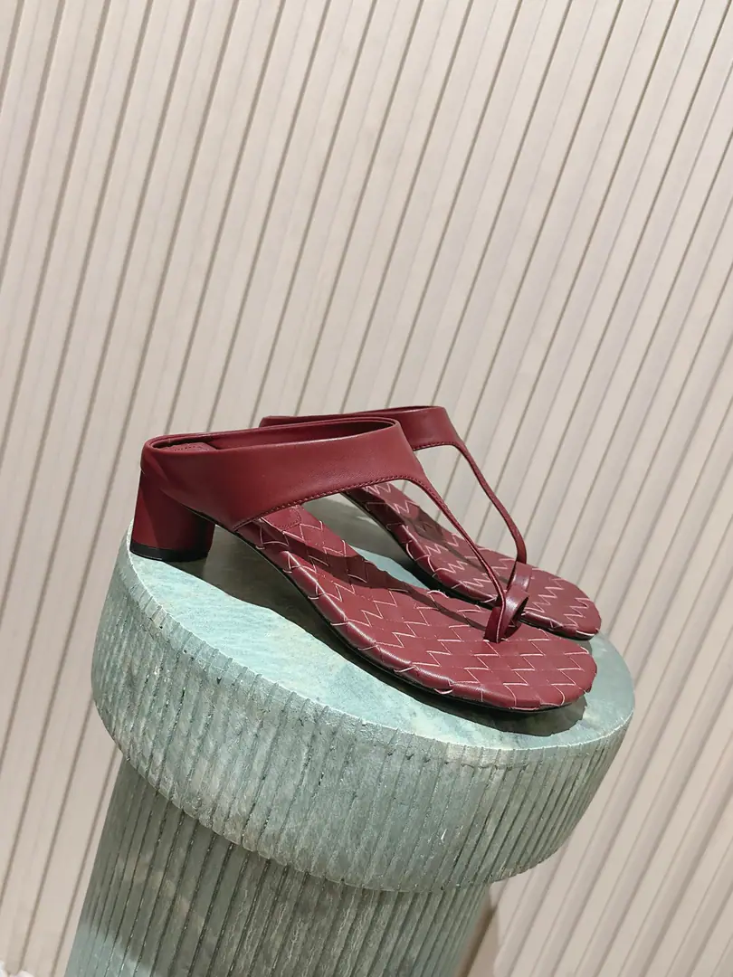 Top Version Bottega Venet*BVSummer's new weaving and toes and sandy tows. Bringing up the loosely ancient style, The classic knitting road is full of shoes., BriefTType-button design, It's a nice, smooth, stylish foot., Low profile, high-level, lazyness.. With cowboy legs., A half-clothed dress., Rhythms., The holiday is a perfect match for the dress., I'm shopping everyday., A beach vacation., A coffee shop., It's a good thing to go out for a short trip.. Shoe.: Bullskins. Uchi.: Bullskins. Otsumi!: Italy is a big-ass place. size: 35-41Code（40, 41Code custom is not to be changed） He's tall.: 4cm