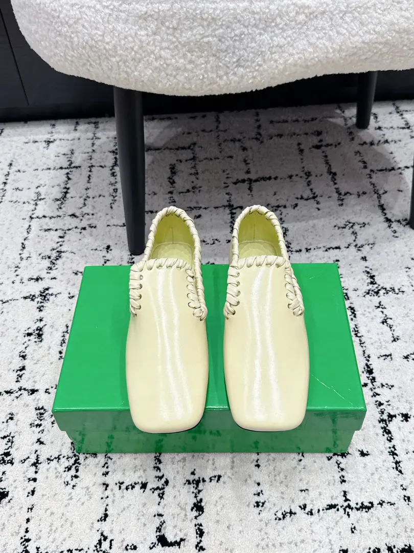 Bottega Venet*26/ ♪ Spring and summer ♪ ♪ Weaving the flat-headed ♪ ♪ Happy shoes on the side ♪ A good, straight shoe., A pair of fine hand-woven locks., The short version has a low-profile, advanced design sense., You're wearing a soft, lazy French routine., It's a good touch.. Full bag with a foot of Leafford., It's still easy to wear., Keep the lazy shoes free., I can't walk without my feet., It's better than half-drawn., I'm not stressed out for long walks.. Don't want to make a hard match., I want to combine comfort with fashionable sisters., These are the two basics and the smooth-ass flat-footed shoes., I can really close my eyes.. ✔️Fabulous.: Cow skin. ✔️Uchi.: Lamb skin. ✔️Otsumi!: It's a real piece of shit. ✔️size: 35-42（40 41 42 Custom without re-offer）