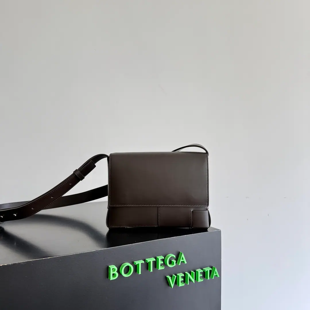 BV 2026Summer New Money Angolo Messenger It's really beautiful.✨It's a very simple combination of classics.Intreccio CassetteWeaver process, Bottom staggered skin design, Fill up the high senses., Selection of French cattle skin, ♪ The touch is soft and delicate ♪, A smooth geometry, Match, Pine line., The details are blowing up., Magnetic caps open., It's convenient and advanced., Every pimp is a hand-made paint., It's a terrible quality.. Shoulder band adjustable, Slash, It's a nice one., Daily commute, It's a good look for the way out., Keep your head down., ♪ With a sense of luxury ♪, Both boys and girls can handle it., CassetteThe fan goes straight for it.😍 Paragraph: 867404 Dimensions: 21*15*4cm