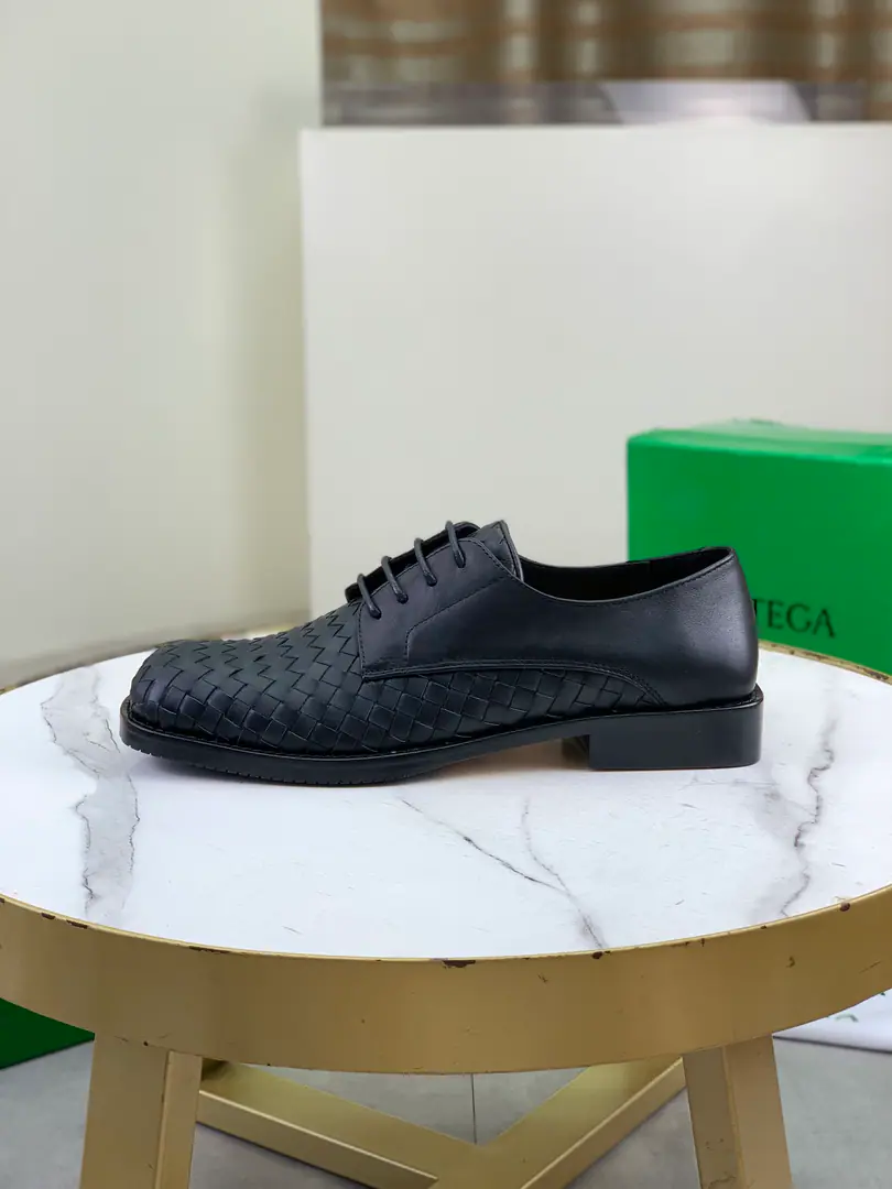 Plant prices Top Quality（That's a big line.）💎💎💎 BOTTEGA VENETAThe network is synchronizing the latest money. Top-level market top versionBVBusiness shoes, Accept material matching Shoes comparison Process Comparison It's practical and qualitative.·It's a lot of things., The more you look, the more you smell.. Pure hand-weaving process Shoe-faced material, Import original hand-weaved cattle skin Quality water in the inside. The original custom custom is a very big hand job. Size: Women35-39（34 40Do it.）Men39-44（38 45Do it.） OriginalBVGreen Box, Full package.