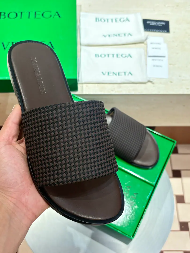 Top mass2026NewBvMan, that's a big slipper., It's a simple and fashionable design., Hand-made shoe-faced, The soles are light and comfortable., It's for routine or vacation.. Italian Craft, Details are fine., Brand ID low profile., Show high quality.✨. It's a combination of leisure and vacation., It's easy to get a look at., It's a summer one-on-one.！ size: 39-44（38.45.46Custom）