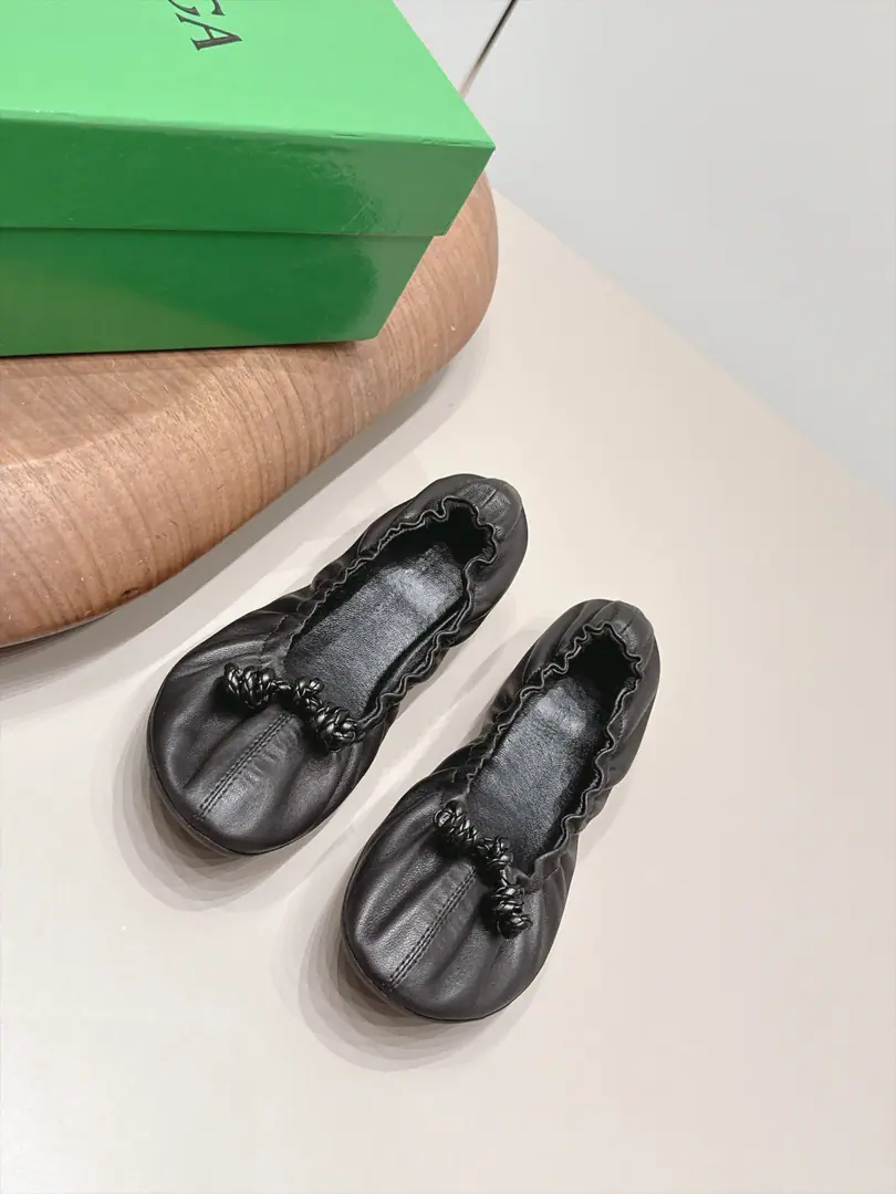 Get out of the factory.: 《Unique top version》 BOTTEG*A VENET*A26vsThe latest set of spring-roll shoes in the morning and autumn.…… 【Round head, wrinkled soles.】 The Jell-O are lucky., The Red Book is a big star.！- I'm so hot on my feet.！It's so beautiful.！This shoe has a great sense of excellence.！You're a good-looking fairy. It's a fashionable and design-oriented thing. Especially high because there's a gel cushion on the sole of the shoe that won't be tired for a day., With a sense of quality and quality., Don't be a good match for the last class., Soft Water, Take a rest.…… ❶Fabulous.: Original customized sheep skin ❷Uchi.: Original customized sheep skin ❸Foot.: Original customized sheep skin ❹Otsumi!: Original OpenTPUForm Bottom ❺Bottom: 1.0cm ❻Packaging: Original package ❼Codes: 35-39（40.41.42.Custom without re-offer） ☀Colours:Synchronise update of the network
