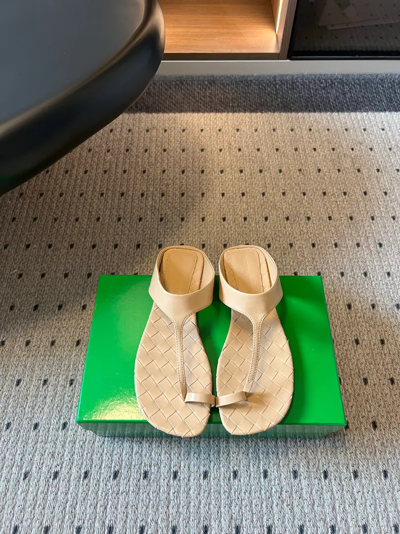 Top Quality Bottega Venet*BVSummer's new toes are flat. ♪ The summer mood of the ancient arts ♪, The whole shoe is hand-woven., BriefTA toe-set foot set., Low-saturated, multicoloured, gentle looking.. It's a linen dress., Big leg, loose pants., Short jeans., A beach vacation., I'm shopping everyday., Tea is always good for the afternoon., It's easy to build a slubber and a simple mix.. Shoe.: Bullskins. Uchi.: Hand-woven cattle skin Otsumi!: The Italian skin is a big shot. size: 35-41Code（40, 41Code custom is not to be changed）