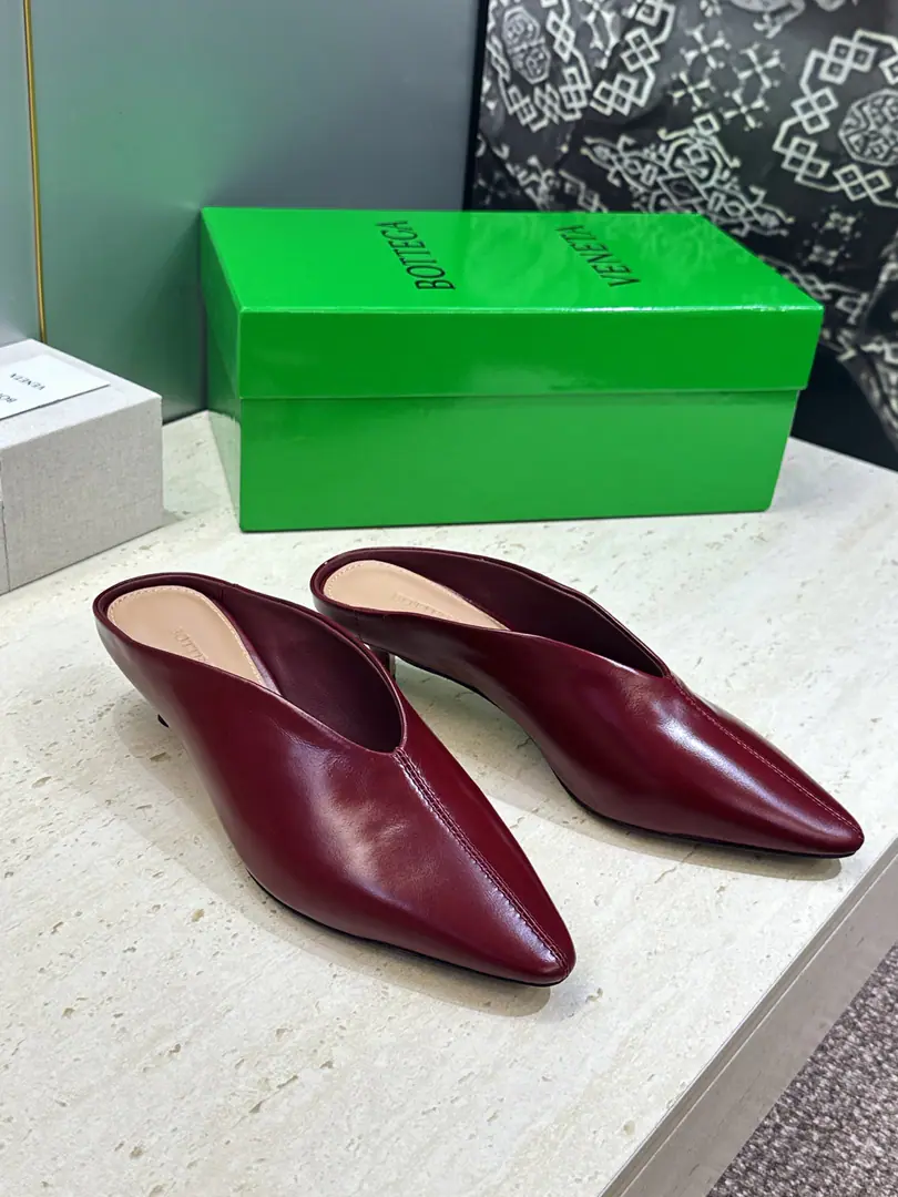 Plant prices Bottega Veneta The Fluttershy.2026Spring and summer, low-skinning with Muller's girl shoes. BVLetterlogoPointy sandals. Material:Shoes imported into the waxed cow skin+In the skin of the watered cow.+Italy is a big-ass country. He's tall.:4CM Size: 35-42(40.41.42Custom without re-offer）