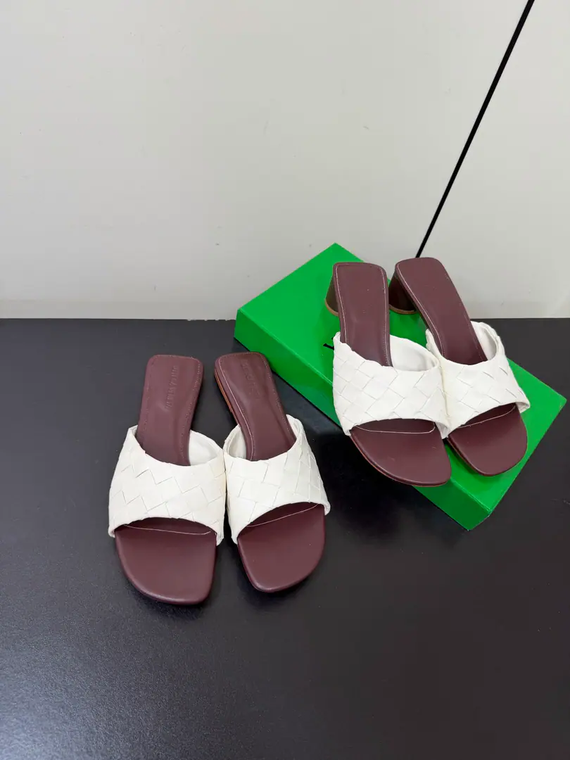 Bold Bottega Veneta The Fluttershy. LiviaMuller weaves and drags. ClassicIntrecciatoHand-weaving mythologyBV ♪ Step on the loose ♪ Ellipse head to the nearest line., Low-saturated leather with a lot of gas. Daily commute, It's all right for vacation. Low profile.logo, The quality is the best sign. The beautiful fairy slippers are here.💥 The nuanced import is so soft, the skin is so strong. Jane's expensive. Low heels aren't tired., It's a steady walk. Spring and summer just needed a single. You can put on any dress., The pants are so emotional. The rich family is so full of slobber and slobber. The Fluttershy. Bottega VenetaFor every woman who walks around.. Fabulous.: Hand-woven cattle skin Uchi.: Bullskins. Shoes under the sole.: The original import is a leather-lined. He's tall.: 4.5cm/Floor Size: Women35-42（40 41 42Custom without re-offer）