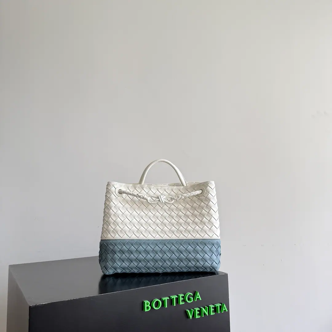 BVWhen redAndiamoThe original colored sum., Use soft double colour IntrecciatoThe leather., It's a color-coded marker rope., The crowd is not easy to hit., It's a big one., And the package is very inclusive., It's a very convenient day shift.！！Multiple backsliding., The straps can be adjusted by themselves., The original parchment is soft and delicate., Neutral style breaks the gender divide, It's more practical., More sustainable use experience, And a graceful and leisure style.Andiamo, Perfect interpretation.“The old fashion money.”The original.💗 Paragraph: 875488（743572） Dimensions: 32*25*11cm