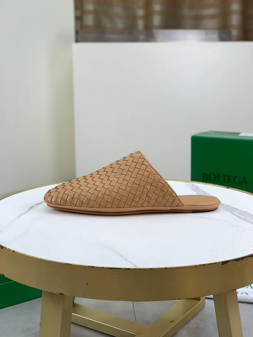 Plant prices Top Quality（That's a big line.）💎💎💎 BOTTEGA VENETAThe network is synchronizing the latest money. Top-level market top versionBVBusiness shoes, Accept material matching Shoes comparison Process Comparison It's practical and qualitative.·It's a lot of things., The more you look, the more you smell.. Pure hand-weaving process Shoe-faced material, Import original hand-weaved cattle skin Quality water in the interior to dye the skin of the sheep The original custom custom is a very big hand job. Size: Women35-39（34 40Do it.）Men39-44（38 45Do it.） OriginalBVGreen Box, Full package.