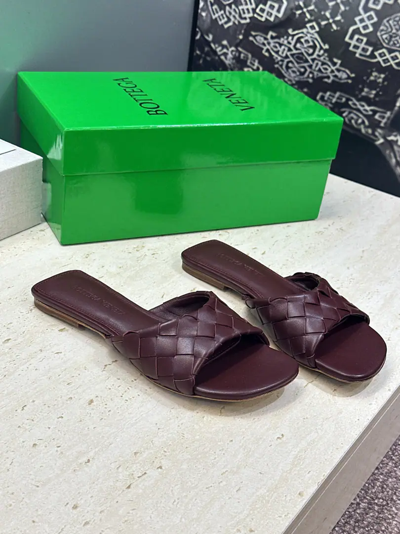 Plant prices Bottega Veneta The Fluttershy.2026Spring and summer weaver sandals. BVLetterlogoThe sandals on the bottom. Material:I'll import a cow's skin on my shoe./Import of metal cow skin+In the skin of the watered cow.+Italy is a big-ass country. Size: 35-42(40.41.42Custom without re-offer）