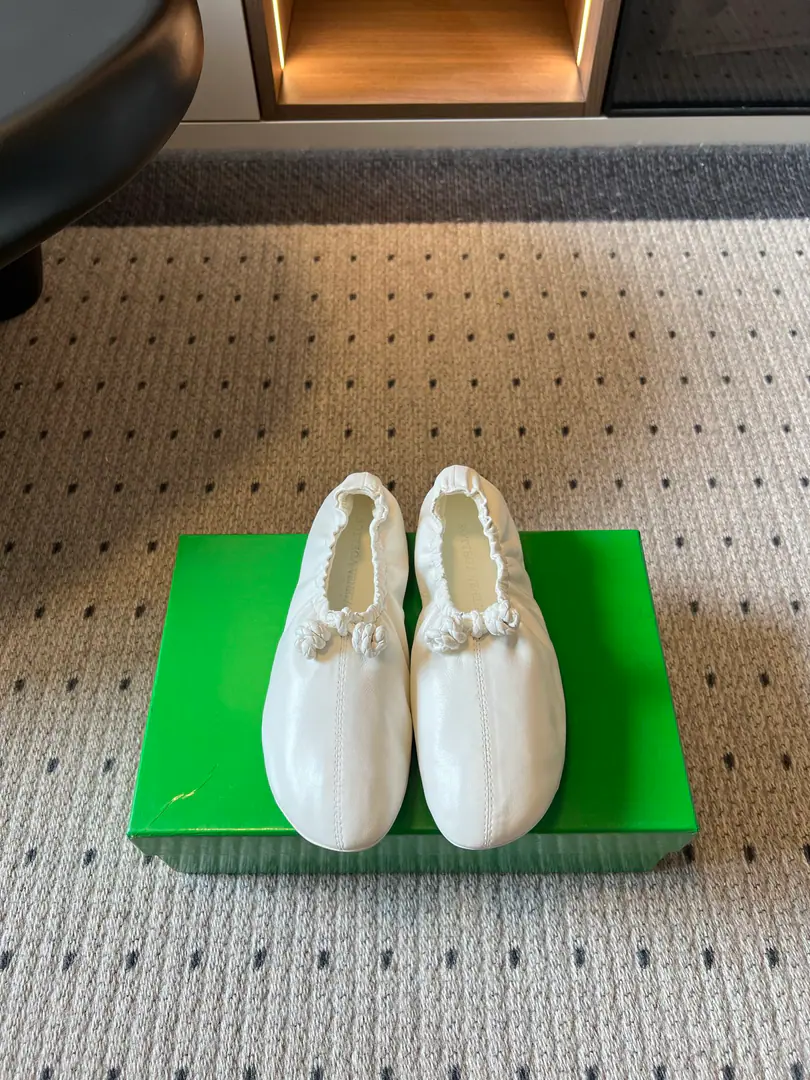 Top Quality Bottega Venet*BVSummer's new lull-in ballet shoes. A soft-skinned ballet shoe with a lazy, relaxed mood., ♪ Round luxurious and shoey, Shoes with wrinkled edges and combing with commolines., The lines are soft and full of accompanied aesthetics.. Select with many colors, A very simple version of the script., It's easy to shape a relaxed atmosphere of everyday life.. Shoe.: Import of sheep skin Uchi.: Lamb skin. Otsumi!: Original version to open size: 35-41Code（40, 41Code custom is not to be changed）