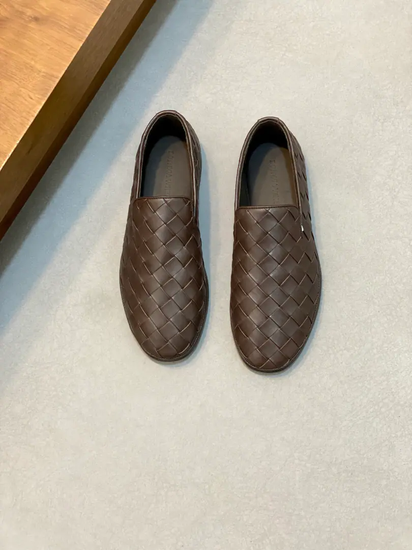 Botteg* venet* — Botega.. BVThe network is synchronizing the high-end series of hand-woven Oxford shoes.. Use of imported motor vehicles for French roll-by Handweaving｜Skilled car sutures. Inreben dyes the cow skin.. The long-lasting marks are not easily deformed.｜Wear it long and long. The calf's skin and feet are effective in getting some air.｜Importing the base of the embryo｜A real shoe bottom is a shoe bottom that breathes automatically. To ease your foot fatigue.. Semi-skinned Cold Sticky Process Crystaling Art｜It's easier to carry a shoe bag. Codes: 39-44. （38, 45, 46Make a reservation.）