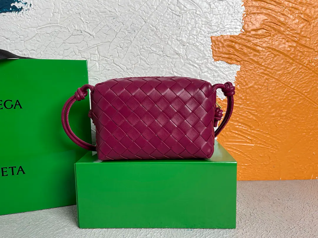 BOTTEGA VENETA/The Fluttershy.2021Ms. New.POUCHTake your bag with your hand., lntfecciatoWeaving leather slants and mini-bags., Open your pockets inside., - We're going to pull the chain., The computer embroidered the leather straps can adjust the length., Model: 9896Colours: Chu Shau Hung Origin: Italy Dimensions: 17*12*8