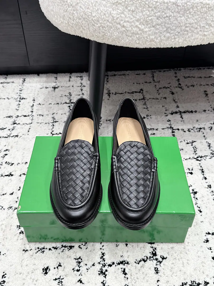 Bottega Venet* 26/ ♪ The early spring ♪ ♪ Weaving the head and the shoes ♪ BVWeaving head single shoes, The stylish sister's shoe cabinet just needs it.！Classic knitting process with a sense of excellence., The design is old and thin., Softly, softly, softly, with a good foot., You've been wearing it long enough., The commuter party is ecstatic., Multi-Currently Optional: Milky white./Wine./Dark Brown/Black/Gwang-jin., It fits all the suit.. You're dressed up nice at work., Every day, you wear a casual fashion., A pair of them'll take care of the commute., Date, Day, Close your eyes and don't step on the thunder.！ ✔️Fabulous.: Special Materials Handweaving ✔️Uchi.: Lamb skin. ✔️Otsumi!: That's a big one. ✔️size: 35-42（40 41 42Custom without re-offer）