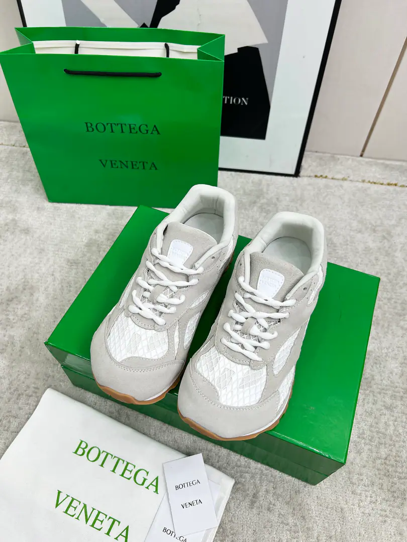 Get out of the factory. Top Version（Couple money.） Bottega VenetaThe Fluttershy's Four Seasons Show.BV OrbitSports shoes Wang Yi Bo Same paragraph Lovers' leisure shoes, dad's shoes.！RunnerSports shoes！Original procurement development！ Use of original light-technology web-based fabrics, Original unamended！Process complex！ Design rubber for the outside with geometric patterns The King's Bomb Series. High Version It's actually a lot higher., Still the same little legs. Very.nice. - You're a man of play., Matching Packed shoe process Admit High Version The original version of the Big Bottom is unique., Select ScrewTPUOtsumi!, The material weight is identical.！ Size:#Women35-41 （40 41Custom without re-offer） Men39-45(45Code custom is not to be changed)