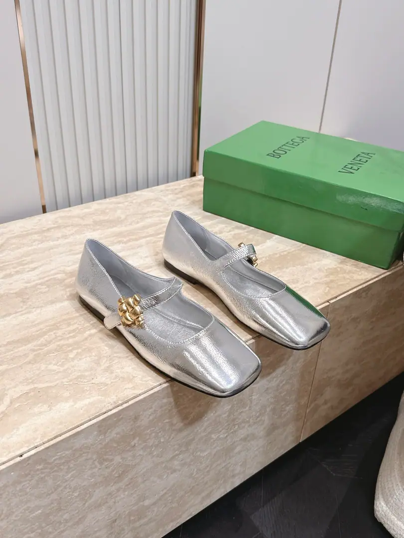 BOTTEGA VENETA 26vsThe latest set of spring-roll shoes in the morning and autumn.……BVA pair of flat shoes with a side end. The Red Book is a big star.！It's beautiful on the upper feet.！This shoe has a great sense of excellence.！You're a good-looking fairy. It's a fashionable and design-oriented thing. Especially high because there's a gel cushion on the sole of the shoe that won't be tired for a day., With a sense of quality and quality., Don't be a good match for the last class., Soft Water, Take a rest.…… ❶Fabulous.: Original customized sheep skin ❷Uchi.: Original customized sheep skin ❸Foot.: Original customized sheep skin ❹Otsumi!: Original custom customized for real leather ❺He's tall.: 1.0cm ❻Packaging: Original package ❼Codes: 35-39（40.41.42.Custom without re-offer）