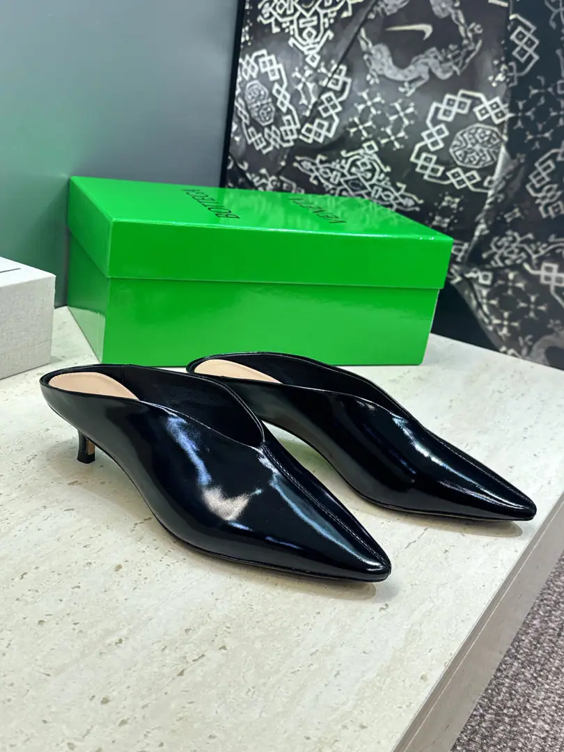 Plant prices Bottega Veneta The Fluttershy.2026Spring and summer, low-skinning with Muller's girl shoes. BVLetterlogoPointy sandals. Material:Shoes imported into the waxed cow skin+In the skin of the watered cow.+Italy is a big-ass country. He's tall.:4CM Size: 35-42(40.41.42Custom without re-offer）