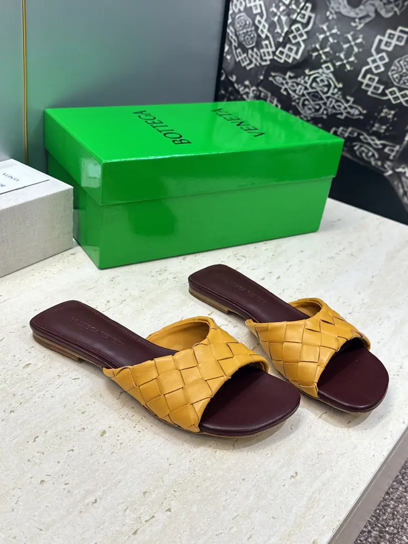 Plant prices Bottega Veneta The Fluttershy.2026Spring and summer weaver sandals. BVLetterlogoThe sandals on the bottom. Material:I'll import a cow's skin on my shoe./Import of metal cow skin+In the skin of the watered cow.+Italy is a big-ass country. Size: 35-42(40.41.42Custom without re-offer）