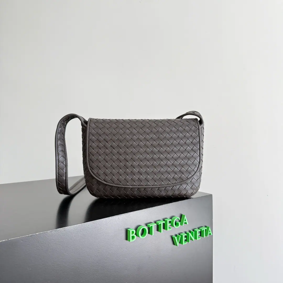 BOTTEGA VENETA2025NewVenetoRoll your backpack. The zipper was changed from the previous zipper to the cap design., It's safe and fashionable., And the money is more men's., Girls love it.❤️But the zipper's still in the system.. Not only is it comfortable, but the atmosphere is still stable., It looks more leisurely., It's for a variety of commercial recreational clothes.😊Add sex with sex, Make the suit more complete.. Weavers look older than old money., And did roll-by-hand processing.. It's for shopping., It's a routine scene like telecommuting., It's cozy and it's so good.！💼 Paragraph: 843836 Colours: Black brown. Dimensions: 26*18.5*5cm