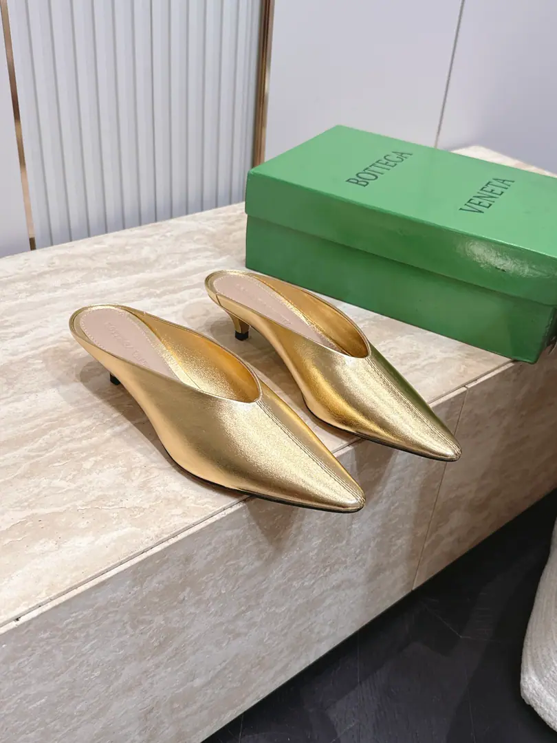 BOTTEGA VENETA26vsThe latest set of spring-roll shoes in the morning and autumn.…… BVPointy cat and half-slip shoes. The tip and the feet are so sexy.！It's so beautiful.！This shoe has a great sense of excellence.！You're a good-looking fairy. It's a fashionable and design-oriented thing. Especially high because there's a gel cushion on the sole of the shoe that won't be tired for a day., With a sense of quality and quality., Don't be a good match for the last class., Soft Water, Take a rest.…… ❶Fabulous.: Original customized sheep skin ❷Uchi.: Original customized sheep skin ❸Foot.: Original customized sheep skin ❹Otsumi!: Original custom customized for real leather ❺He's tall.: 4cm ❻Packaging: Original package ❼Codes: 35-39（40.41.42.Custom without re-offer） ☀Colours:Synchronise update of the network