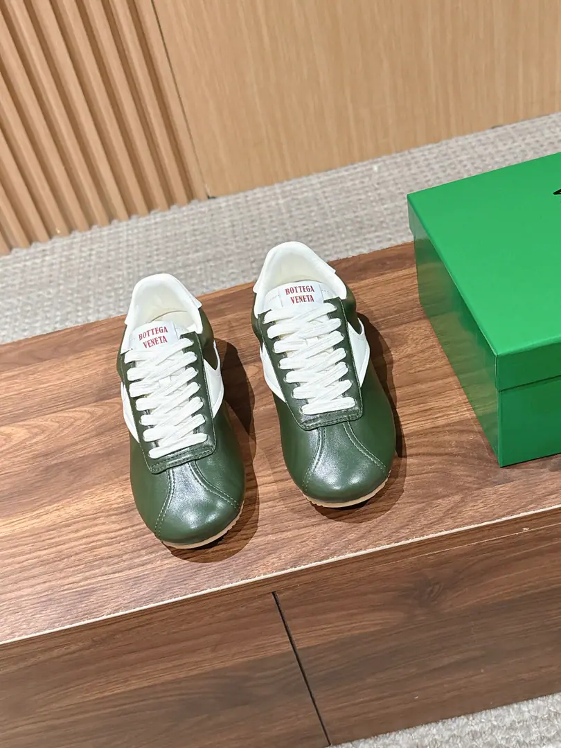 Bottega Veneta BVThe Flies' new early autumn recollection shoes. A low-profile, high-level atmosphere with a softly re-reading ancient culture., Sides of a light colored block that spelt into the atmosphere., The white stripes are a hundred times a day., The shoe tongue label details are very low profile., The whole version is easy to read., No extra plethora of designs.. Very simple regood-style combination low-key impact design, ♪ To abandon the preposterous decorative master of quality ♪, You can't be so quiet about it., I'm gonna be easy to keep up with the routine., It's a classic shoe with a regular foot.. Shoe.: Importing cow skin Uchi.: Lamb skin. Otsumi!: Original version to open size: 35-45Code（Women40 Men45Custom without re-offer）