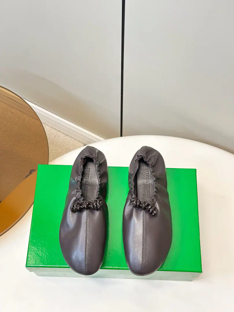 BOTTEGA VENETA ｜BV FantasminaDeep Floor Ballet shoes. Fantasmina Ballet shoes are inspired by dance beauty. Use Spanish lamb skin., ♪ Touches soft and smooth ♪. Hand-wounded ropes and shoelaces, Become a special visual light.. Unique stocking suites are fit-for-foot, The rubber soles are pelletsed with granular threads., Walk soft and smooth.. Soft and fashionable dress and trousers, I'm going to work or take a short trip., ♪ And it's easy to create a gentle and relaxed atmosphere ♪. Codes35-40（40.41.42Make a reservation.）