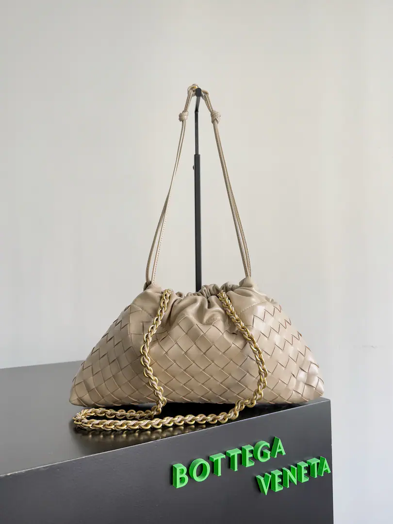 BOTTEGA VENETA 2025Ms. New.Dustbag NotteHandbag. It's always popular when it comes to the market.Dustbag- The chain clause.！！The handbacks remind you of the classic bag.Pouch, Light and elegant., The retained rope design allows the bag to be used as a armpit., Longer chains., It's a perfect match for the girls who like to free their hands and slant their backpacks., No matter what kind of back-up., You can change your back based on the occasion and the mood of the day.🪄🪄I got a wide-ranging package., It's the rainy season., The weather is hot., The bag can accommodate small umbrellas and water cups easily., The inside is nylon., And it's so easy to carry., It's perfect for summer. Paragraph: 839394 Dimensions: 33*19*8cm