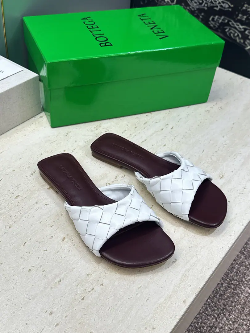 Plant prices Bottega Veneta The Fluttershy.2026Spring and summer weaver sandals. BVLetterlogoThe sandals on the bottom. Material:I'll import a cow's skin on my shoe./Import of metal cow skin+In the skin of the watered cow.+Italy is a big-ass country. Size: 35-42(40.41.42Custom without re-offer）