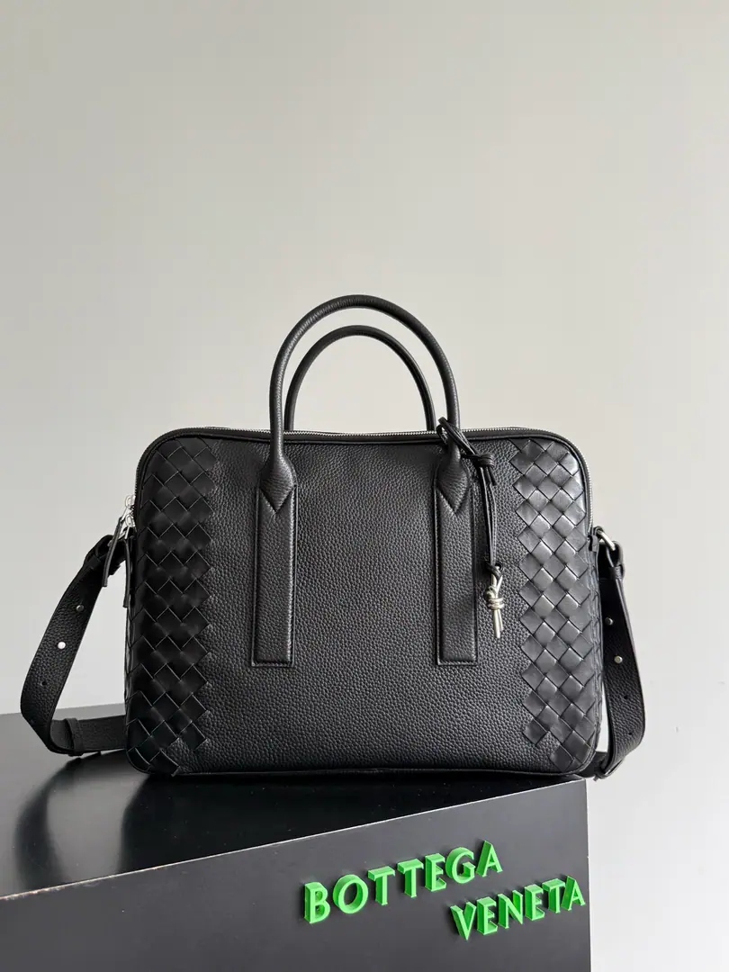 Have you seen the briefcase you can carry?😉😉 BOTTEGA VENETAThe Fluttershy.GETAWAYBig-deal briefcase., The flimsy utility is a big sell-out., The design of the shoulder belts won't be burdensome even if it's worn for a long time., You can be a part of business meetings and daily hard work. Paragraph: 766361 Dimensions: 39*28.5*8cm
