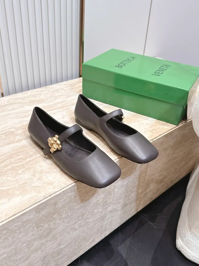 BOTTEGA VENETA 26vsThe latest set of spring-roll shoes in the morning and autumn.……BVA pair of flat shoes with a side end. The Red Book is a big star.！It's beautiful on the upper feet.！This shoe has a great sense of excellence.！You're a good-looking fairy. It's a fashionable and design-oriented thing. Especially high because there's a gel cushion on the sole of the shoe that won't be tired for a day., With a sense of quality and quality., Don't be a good match for the last class., Soft Water, Take a rest.…… ❶Fabulous.: Original customized sheep skin ❷Uchi.: Original customized sheep skin ❸Foot.: Original customized sheep skin ❹Otsumi!: Original custom customized for real leather ❺He's tall.: 1.0cm ❻Packaging: Original package ❼Codes: 35-39（40.41.42.Custom without re-offer）