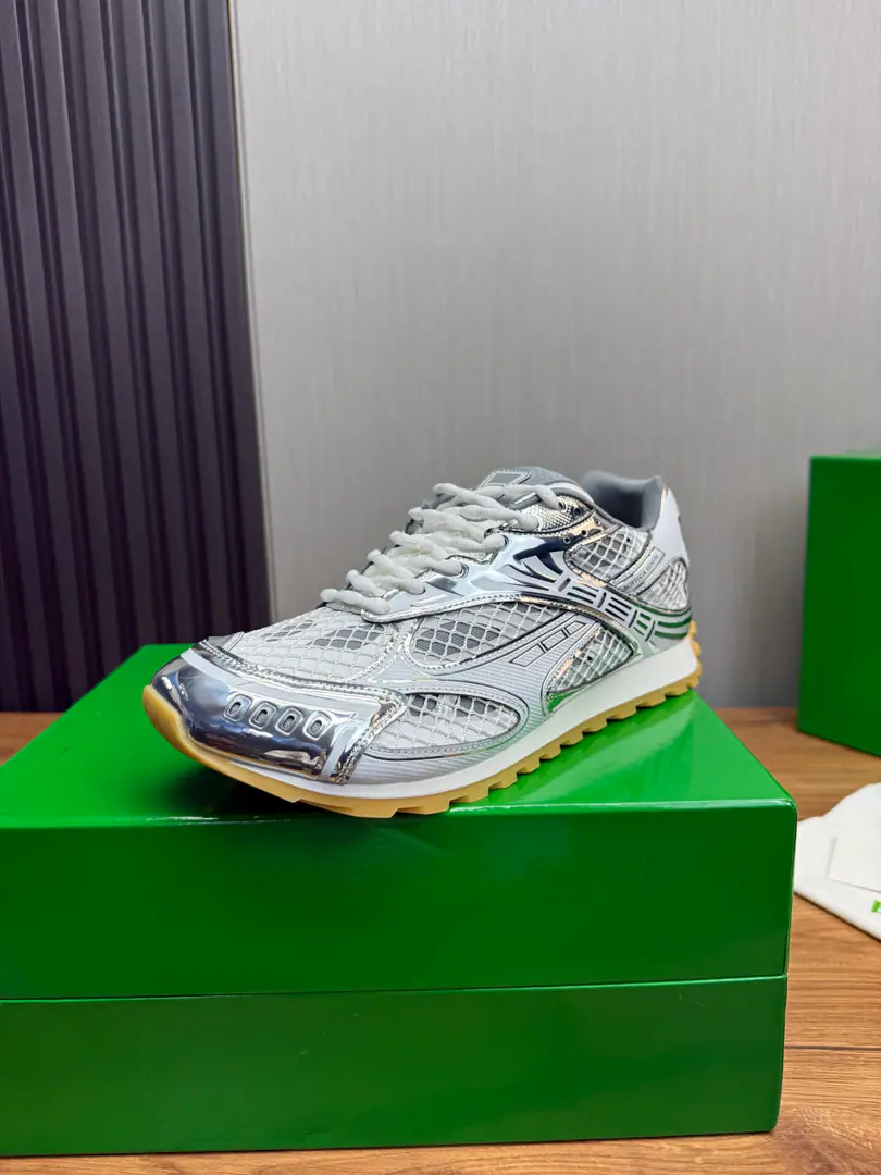 Plant BVTop Version𝘽𝙊𝙏𝙏𝙀𝙂𝘼 𝙑𝙀𝙉𝙀𝙏𝘼 OrbitSports shoes Wang Yi Bo Same paragraph Lover Daddy's shoes.🩷💚 RunnerSports shoes, Use of light technology web-based fabrics. Design rubber for the outside with geometric patterns. Recognition of package processes❕High-Video Out❗️ Very.nice, - You're a man of play.✔️ Matching💯💯 The wide background chooses the colorTPUOtsumi! Female 35-41 （40 41Custom） Men39-46（45.46Make a reservation.） Configure original packaging