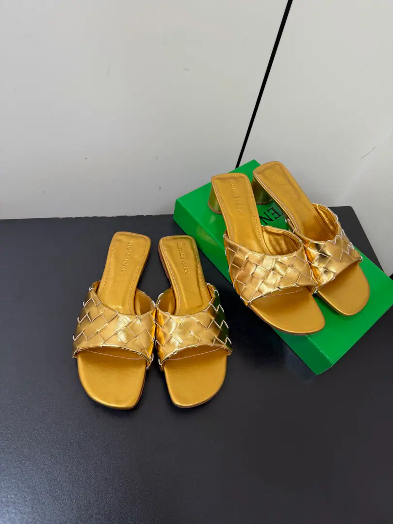 Bold Bottega Veneta The Fluttershy. LiviaMuller weaves and drags. ClassicIntrecciatoHand-weaving mythologyBV ♪ Step on the loose ♪ Ellipse head to the nearest line., Low-saturated leather with a lot of gas. Daily commute, It's all right for vacation. Low profile.logo, The quality is the best sign. The beautiful fairy slippers are here.💥 The nuanced import is so soft, the skin is so strong. Jane's expensive. Low heels aren't tired., It's a steady walk. Spring and summer just needed a single. You can put on any dress., The pants are so emotional. The rich family is so full of slobber and slobber. The Fluttershy. Bottega VenetaFor every woman who walks around.. Fabulous.: Hand-woven cattle skin Uchi.: Bullskins. Shoes under the sole.: The original import is a leather-lined. He's tall.: 4.5cm/Floor Size: Women35-42（40 41 42Custom without re-offer）