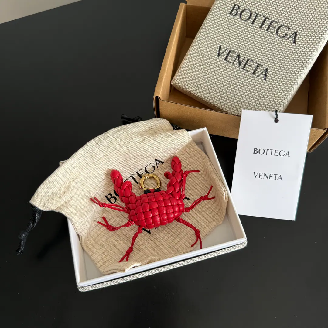 Come and adopt your little crab.🦀✨BVThat's a hell of a new crab hanging., All handy IntrecciatoThe skin weaving., The skin is so soft and thin., It's alive., Very cute.. Metal ring buttons, You can tie it to your shoelaces., Or hang it on the bag., Put the bag in full life.❤️It's not a bad look., You can get points on any one of them.. Take it out with you., ♪ All the way ♪, I'm going to every great meeting you've ever had.. Paragraph: A BQ Dimensions: 3.5*5.5cm
