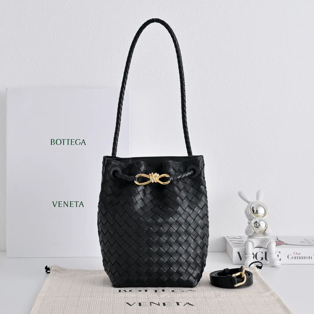 Bottega Veneta AndiamoWrote bucket bags, AdoptionIntrecciatoHand-weaving process, NappaPlum-skins., ♪ Soft and delicate ♪, Metal cord button design is simple and recognizable., It's a break and a decoration., Medium Capacity, I can handle my time off., Hands., Armor!, Slash multiple backs., It's practical and fashionable., Autumn with a sweater., ♪ Make a sense of the slobgy atmosphere ♪ Paragraph: 5759 Dimensions: 18.5*30*11cm