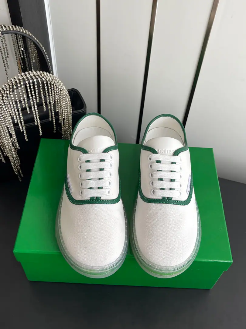 🏧𝐁𝐨𝐭𝐭𝐞𝐠𝐚 𝐕𝐞𝐧𝐞𝐭𝐚The new one for the Fluttershy. Transparent Bottom The canvas and the leisure shoes. This is a classic recreational canvas sneakers for the butterfly family. The main one is a very simple, new, loose wind.👍Shoe-faced materials and impact designs The shoe is a white-white-black tarpaulin. Shoes. Sidelines are stung with deep green leather. It's a clean, saturated, saturated color. Side sew small metal knitting, label Low profile mark name It's not exaggeration.logo Concord.BVLow-end advanced design language TransparencyPVCRubber soles The side bottom has a gradual light green dizziness effect. It's very perceptive. It's light and it's not heavy. It's the most visible design point for the whole pair of shoes.. Codes: 35-41（40 41Make a reservation.）