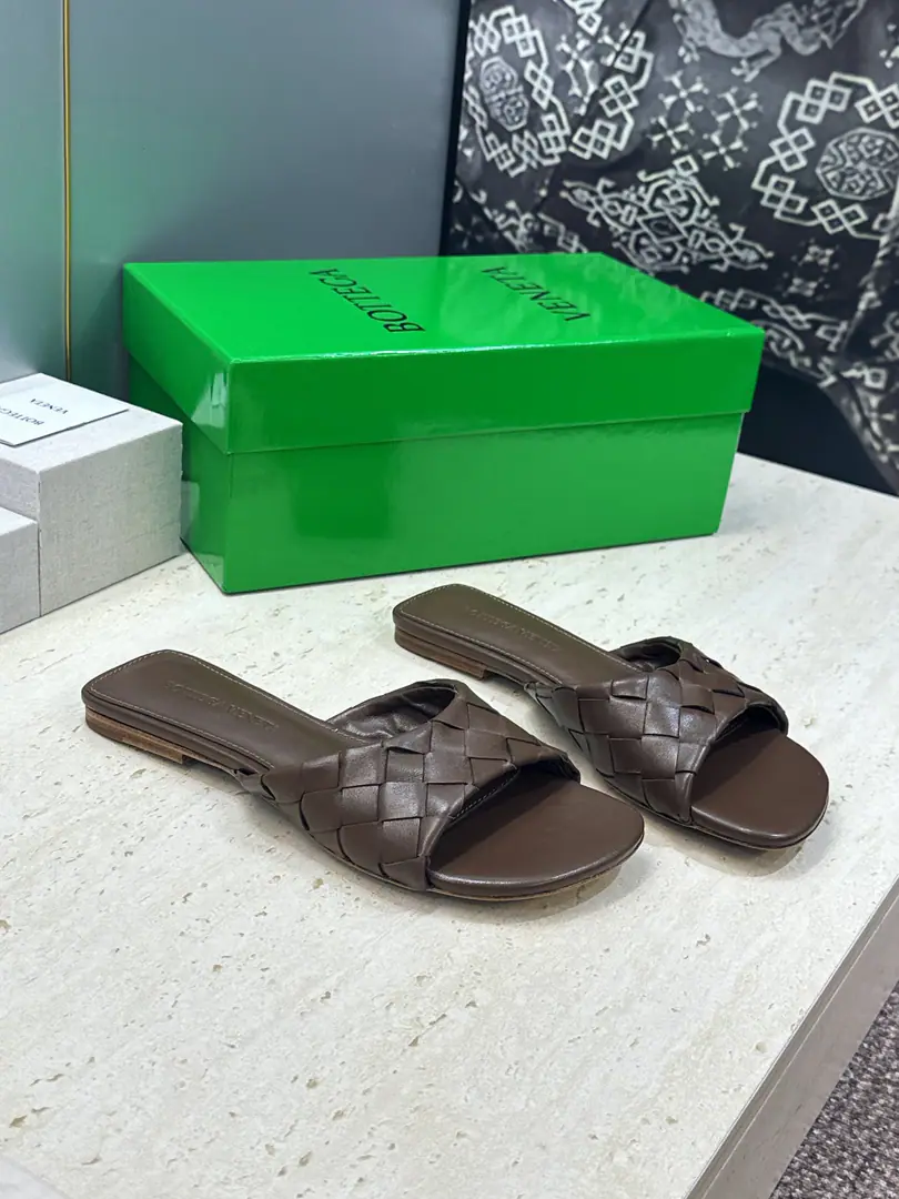 Plant prices Bottega Veneta The Fluttershy.2026Spring and summer weaver sandals. BVLetterlogoThe sandals on the bottom. Material:I'll import a cow's skin on my shoe./Import of metal cow skin+In the skin of the watered cow.+Italy is a big-ass country. Size: 35-42(40.41.42Custom without re-offer）