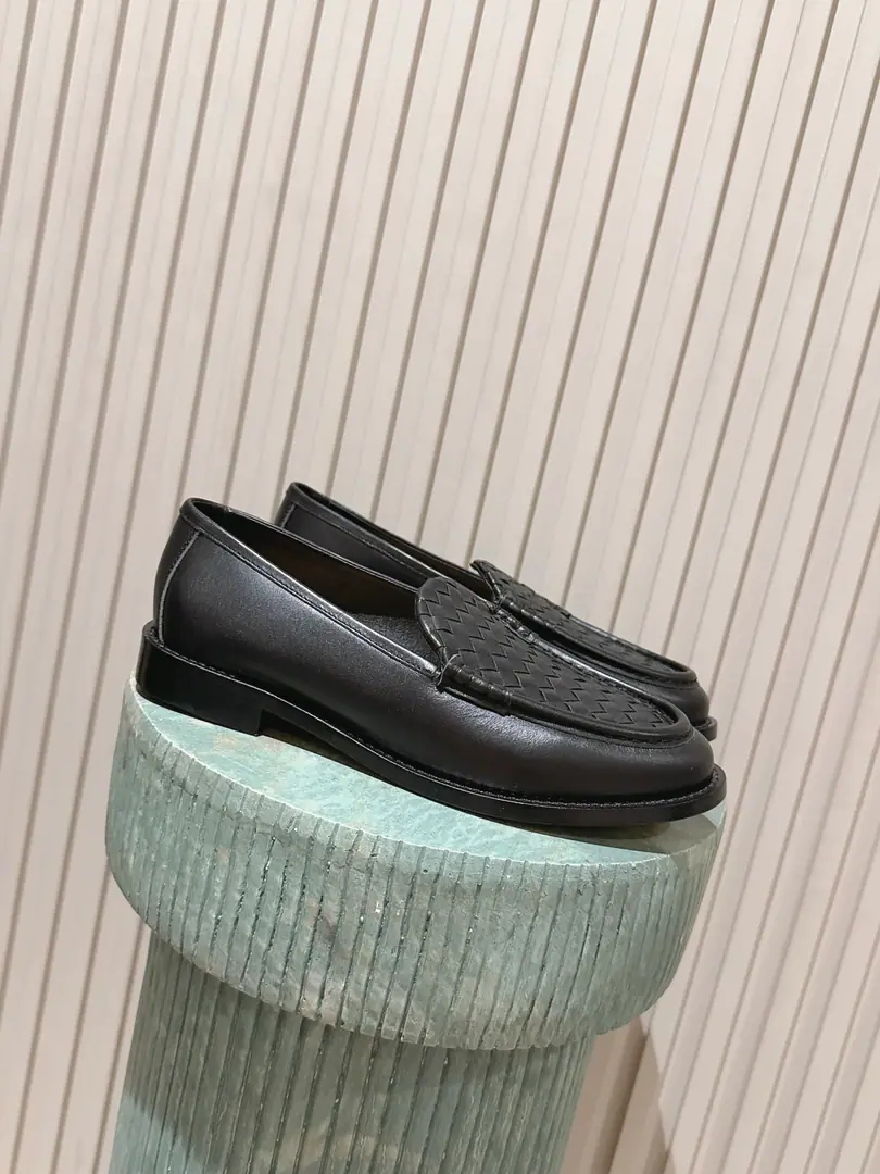 Top Version Bottega Veneta/BV F 2026ssNew one is hand-woven. AstaireLeFlell Shoes. Original-to-one approach Another trend in the current state of mind. The ceiling.！It's the most all-colored. Finely flat The fabric. Same color and skin. Design with heart Never. It's cozy and durable. The shoe-faced line is a car with an Italian computer. - I'm doing a little work.💯 ✔Shoe-faced material Importing cow skin Handweaving ✔The foot of the mat is a sheep's skin. ✔I'll use the original to open the screen. That's a big deal. ✔Shoe bags are covered with glue.logoProcess Market top ✔Use thermomelted stylist. Back up. Easily bounce without change ✔Codes: 35-42（40 41 42 Custom without re-offer）