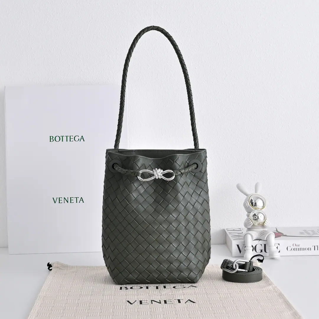 Bottega Veneta AndiamoWrote bucket bags, AdoptionIntrecciatoHand-weaving process, NappaPlum-skins., ♪ Soft and delicate ♪, Metal cord button design is simple and recognizable., It's a break and a decoration., Medium Capacity, I can handle my time off., Hands., Armor!, Slash multiple backs., It's practical and fashionable., Autumn with a sweater., ♪ Make a sense of the slobgy atmosphere ♪ Paragraph: 5759 Dimensions: 18.5*30*11cm