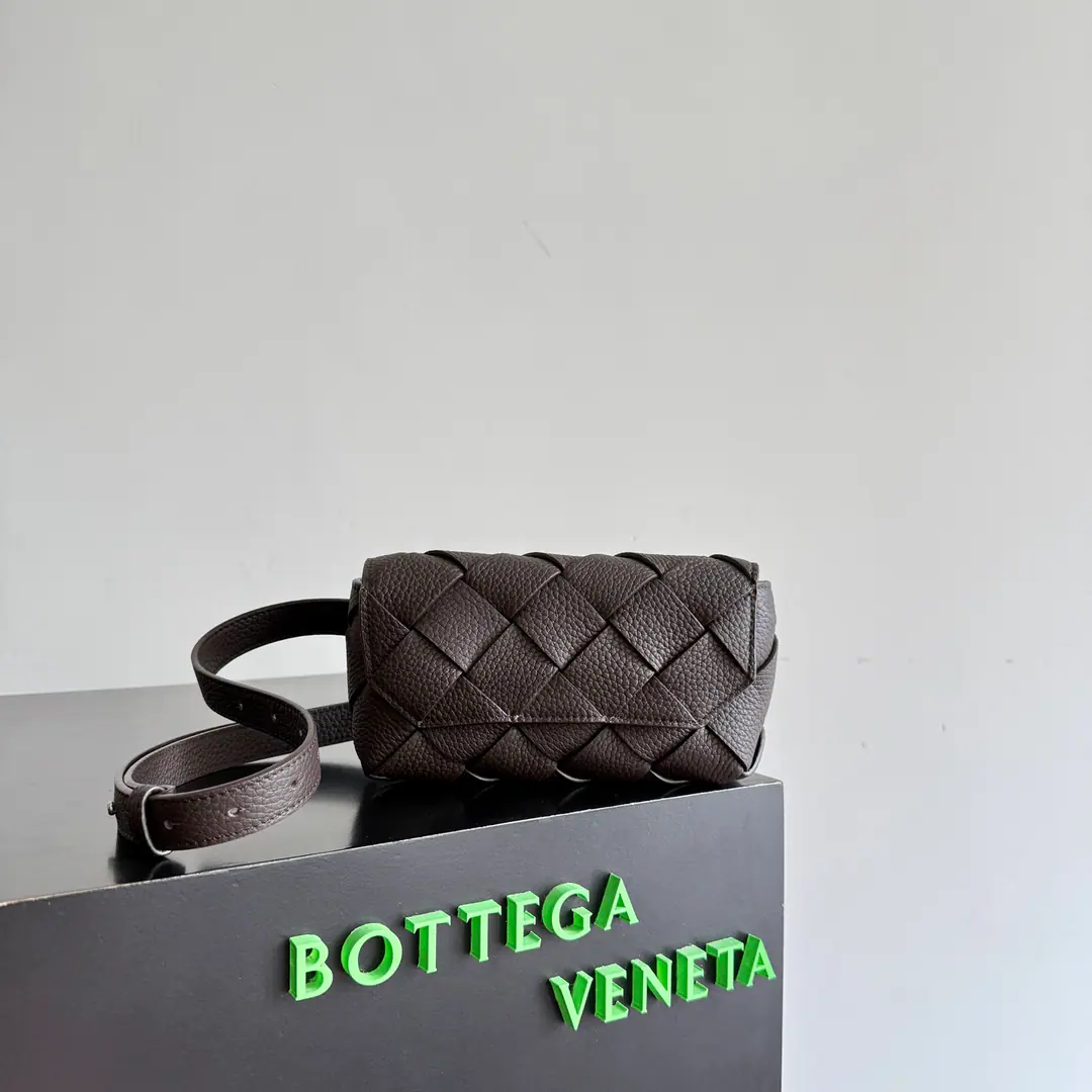 Bottega Veneta LatestDiago, Use of packagesTaurillonSkin of a calf with a branch., Very durable.. With a regressable shoulder belt., You can make a bra and a bag and a bag.～Magnetic suction, Easy and fast.. There's an open pocket inside., It's easy to accept.. I can put my phone down if I'm small., It's a classic design., It's a day-to-day trip., It's a practical, lovely one-on-one.. Paragraph: 805773 Dimensions: 19*10*5cm