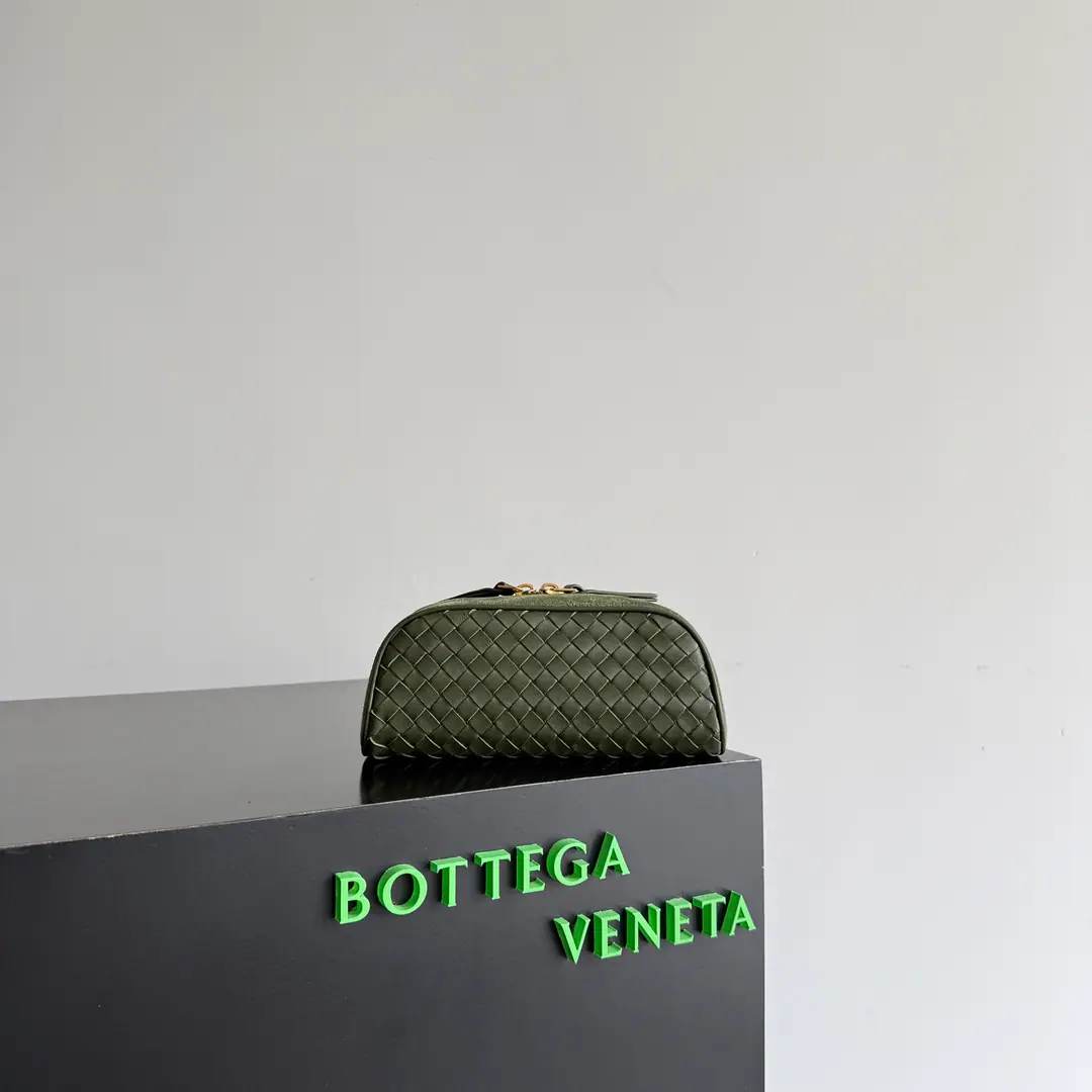 Bottega VenetaSmallNodoHandbags out., ClassicIntrecciato The skin weaving., Very brand-identifiable.. Skins., The chickens are cozy.. And inside, too, Pee.～Even if you put your phone on, you don't have to worry about being polished.！It's not much, but it's practical., You can take the bag or take the money.✨ Paragraph: 876510 Dimensions: 20*10*9cm