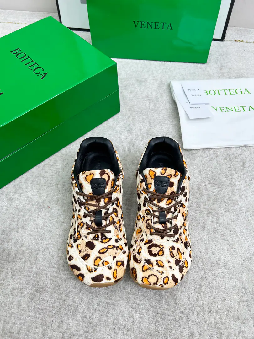 Minoru.🎤🎤Top Version（Couple money.） Bottega VenetaThe Fluttershy.23ssAutumn and Winter Show.BV OrbitSports shoes Wang Yi Bo Same paragraph Lovers' leisure shoes, dad's shoes.！RunnerSports shoes！Original procurement development！ Use of original light-technology web-based fabrics, Original unamended！Process complex！ Design rubber for the outside with geometric patterns The King's Bomb Series. High Version It's actually a lot higher., Still the same little legs. Very.nice. - You're a man of play., Matching Packed shoe process Admit High Version The original version of the Big Bottom is unique., Select ScrewTPUOtsumi!, The material weight is identical.！ Size:#Women35-41 （40 41Custom without re-offer） Men39-45(45Code custom is not to be changed)